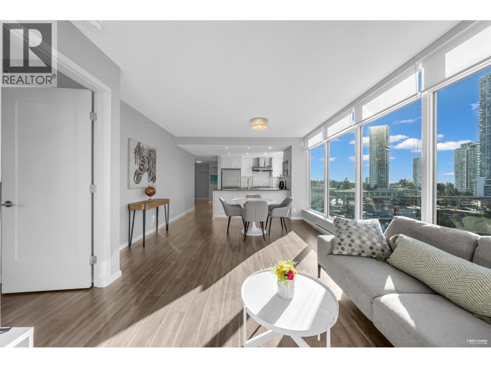 1102 520 Como Lake Avenue, Coquitlam, BC - Indoor Photo Showing Living Room