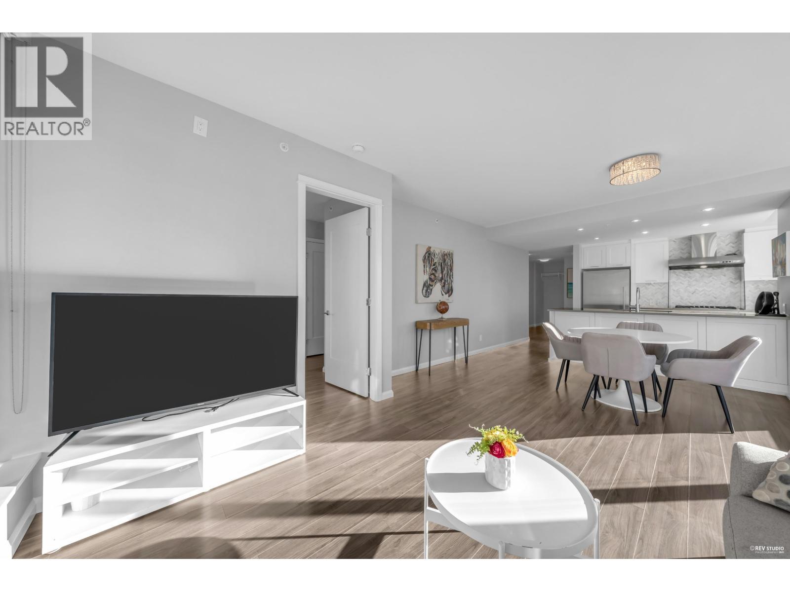 1102 520 Como Lake Avenue, Coquitlam, BC - Indoor Photo Showing Living Room