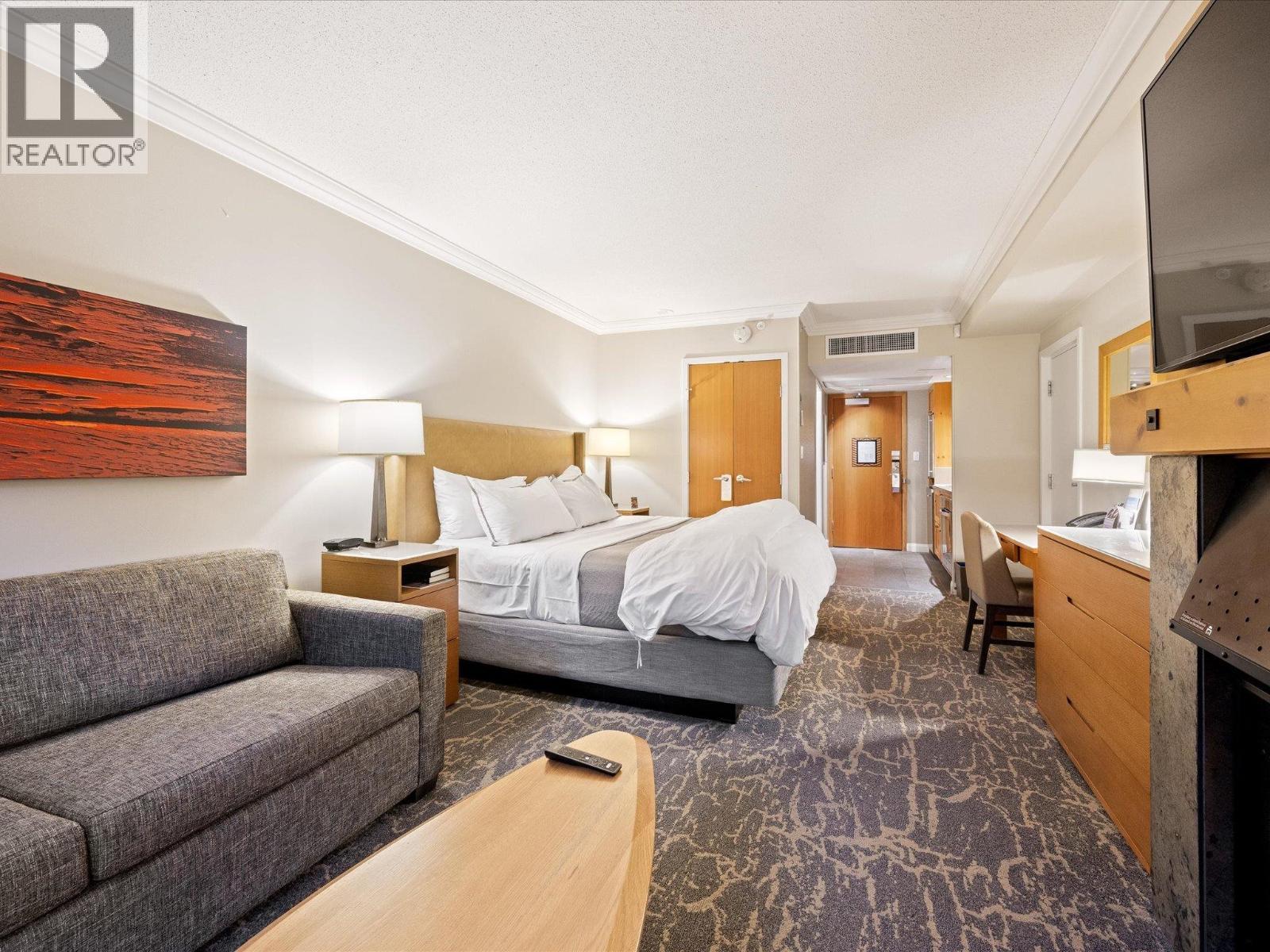 516 4090 Whistler Way, Whistler, BC - Indoor Photo Showing Living Room