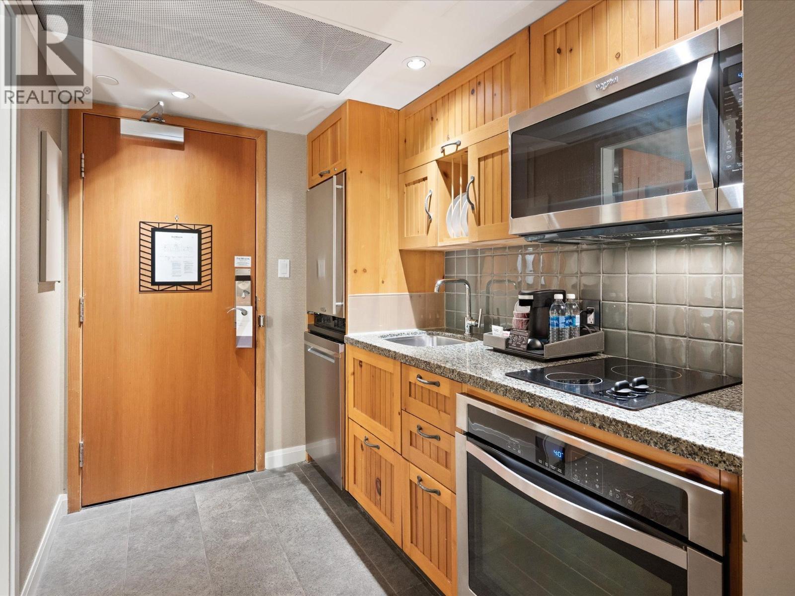 516 4090 Whistler Way, Whistler, BC - Indoor Photo Showing Kitchen