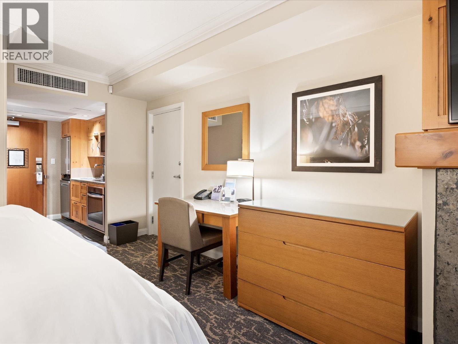 516 4090 Whistler Way, Whistler, BC - Indoor Photo Showing Bedroom