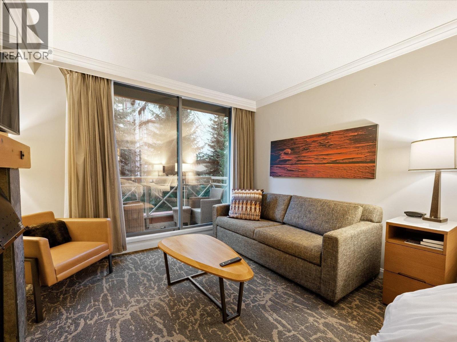 516 4090 Whistler Way, Whistler, BC - Indoor Photo Showing Living Room