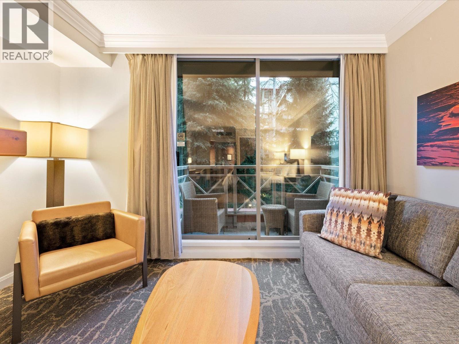 516 4090 Whistler Way, Whistler, BC - Indoor Photo Showing Living Room