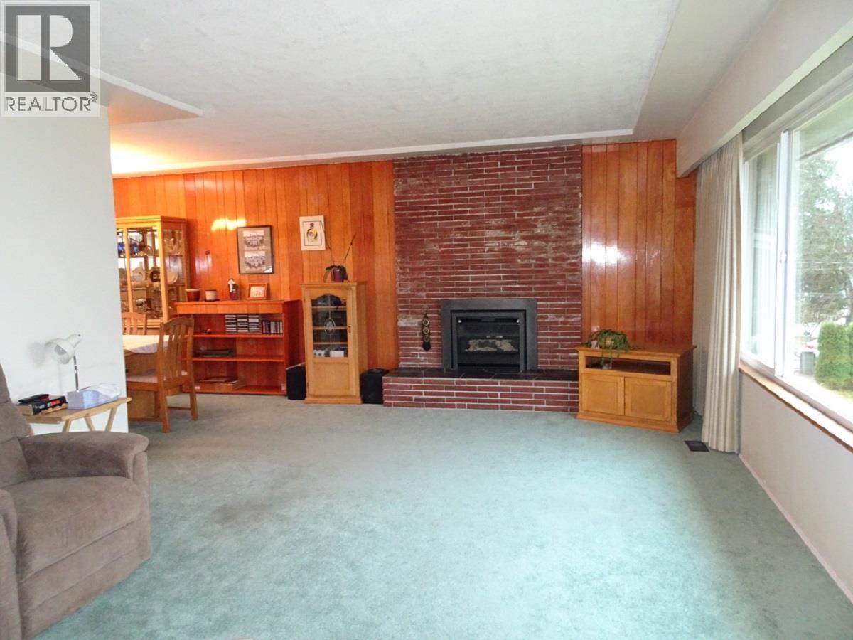 6229 Denbigh Avenue, Burnaby, BC - Indoor Photo Showing Living Room With Fireplace