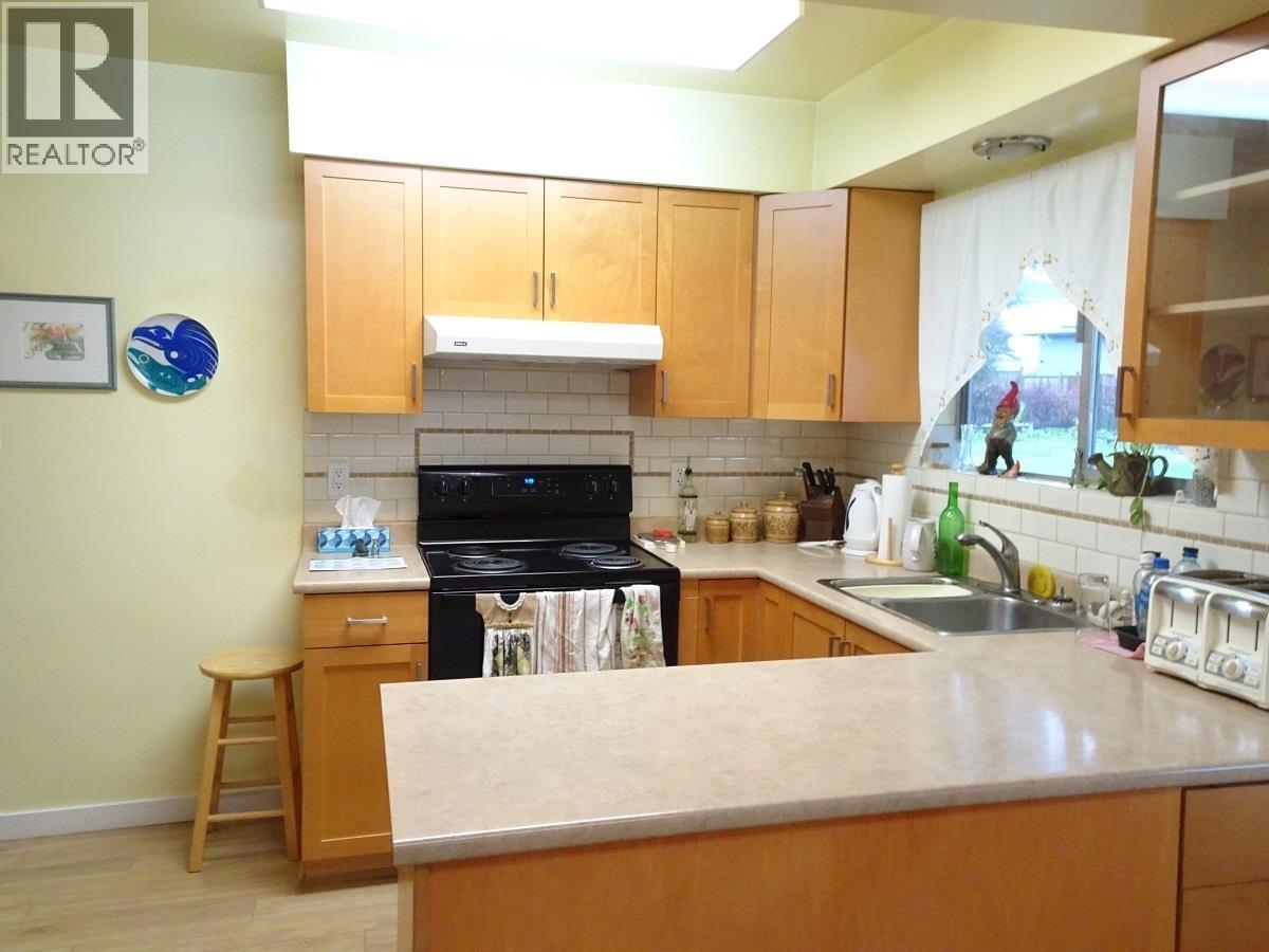 6229 Denbigh Avenue, Burnaby, BC - Indoor Photo Showing Kitchen With Double Sink