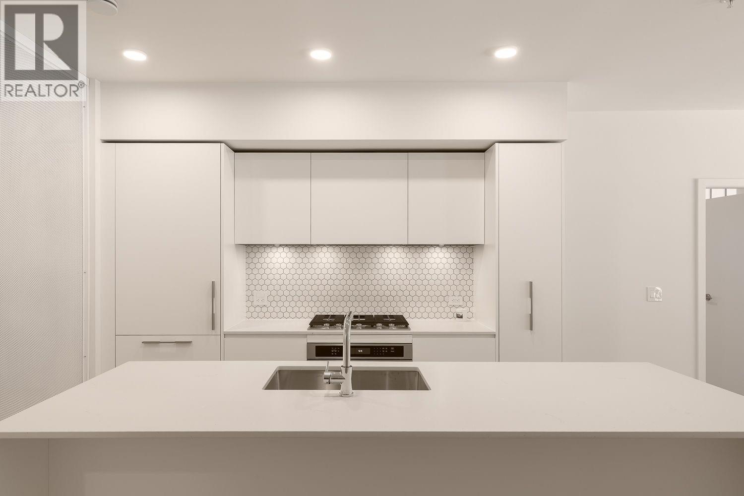 312 1506 Scott Crescent, Squamish, BC - Indoor Photo Showing Kitchen With Upgraded Kitchen