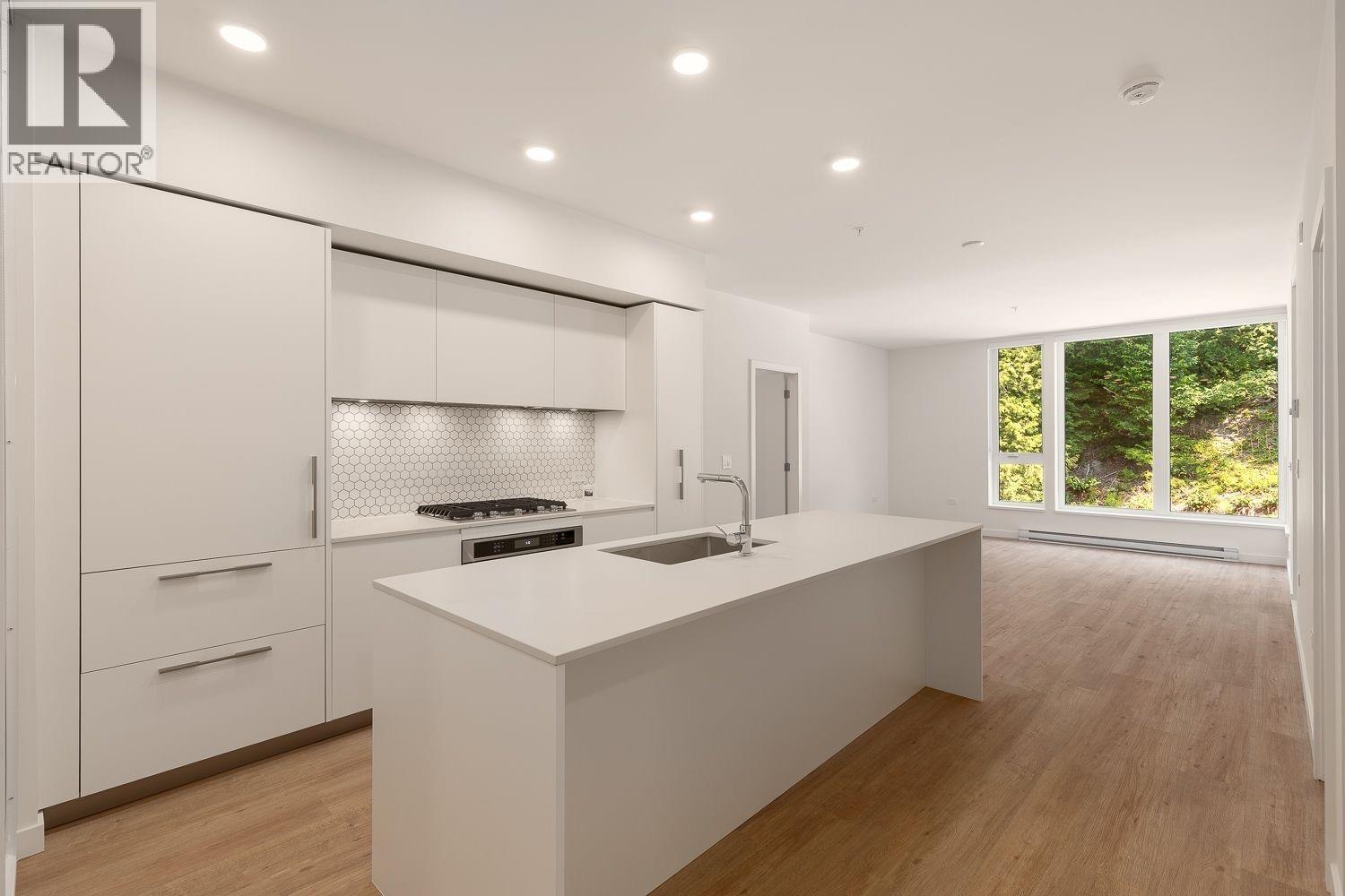 312 1506 Scott Crescent, Squamish, BC - Indoor Photo Showing Kitchen With Upgraded Kitchen