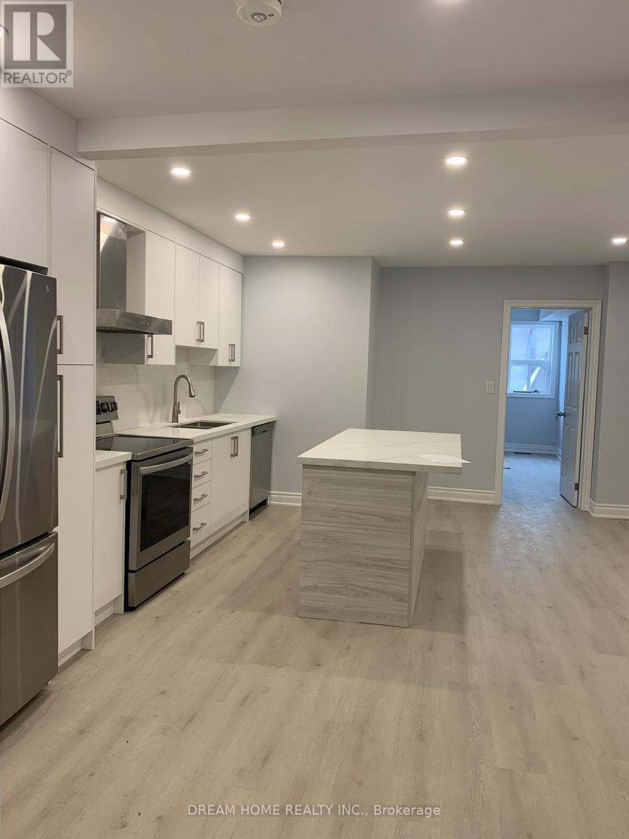 101 - 12 Mansfield Avenue, Toronto, ON - Indoor Photo Showing Kitchen