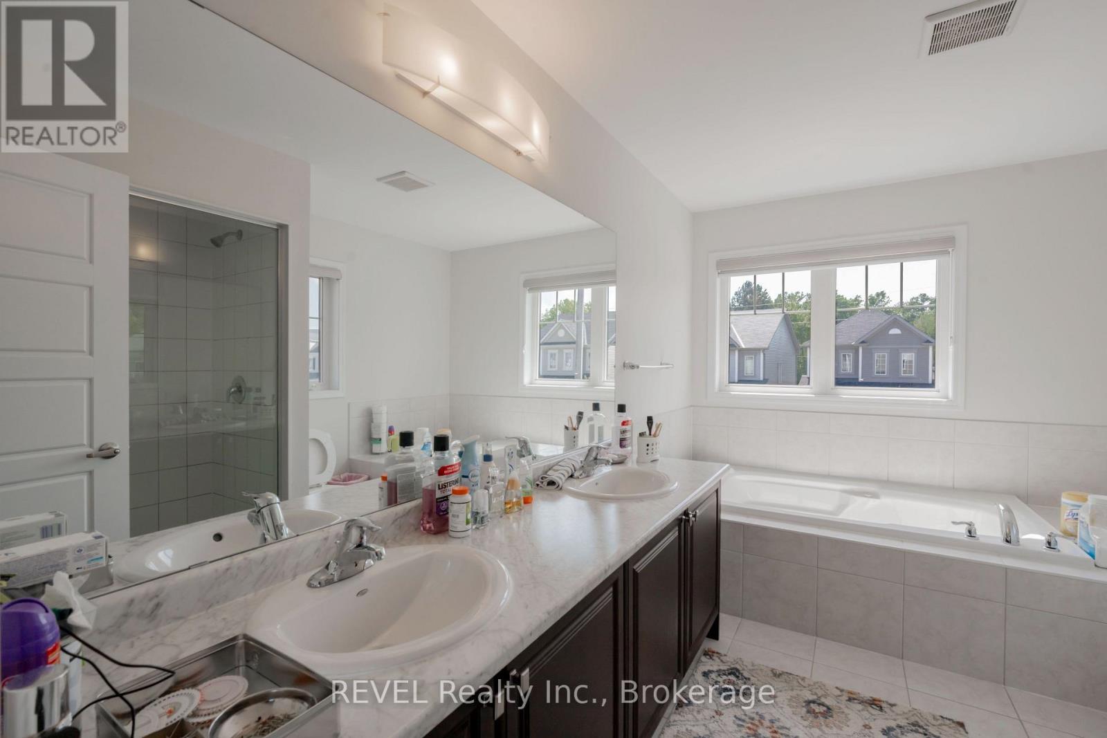 8797 Pawpaw Lane, Niagara Falls (Brown), ON - Indoor Photo Showing Bathroom