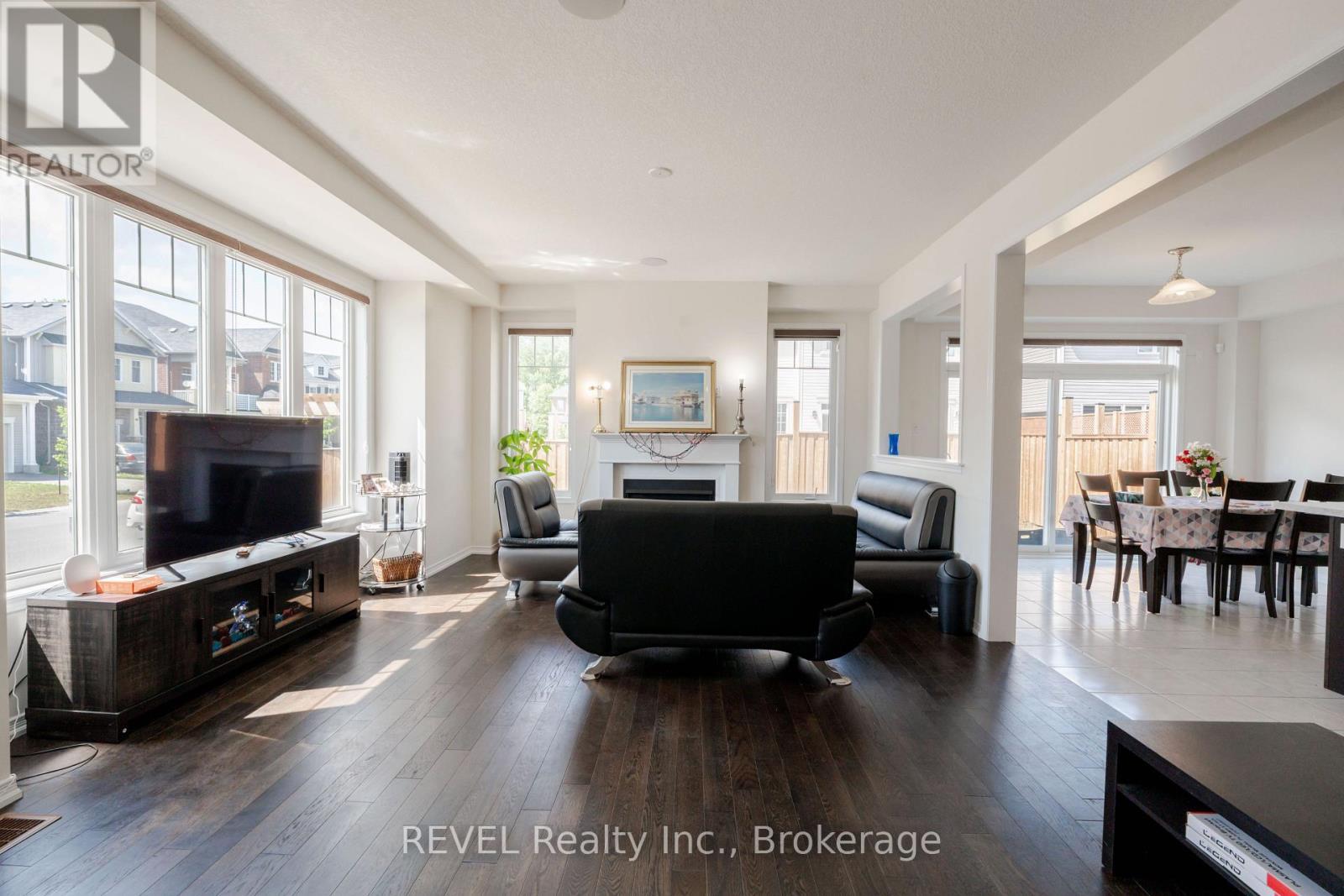 8797 Pawpaw Lane, Niagara Falls (Brown), ON - Indoor Photo Showing Living Room
