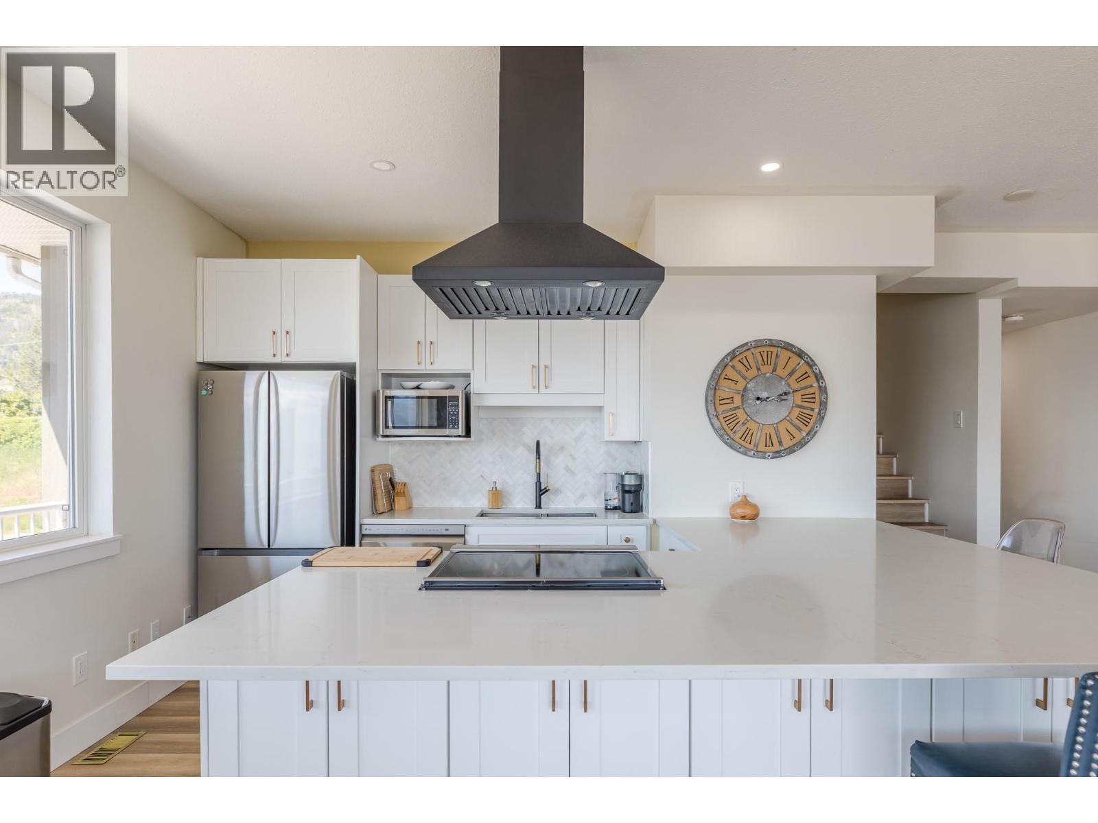 6471 Vernon Avenue, Peachland, BC - Indoor Photo Showing Kitchen With Upgraded Kitchen