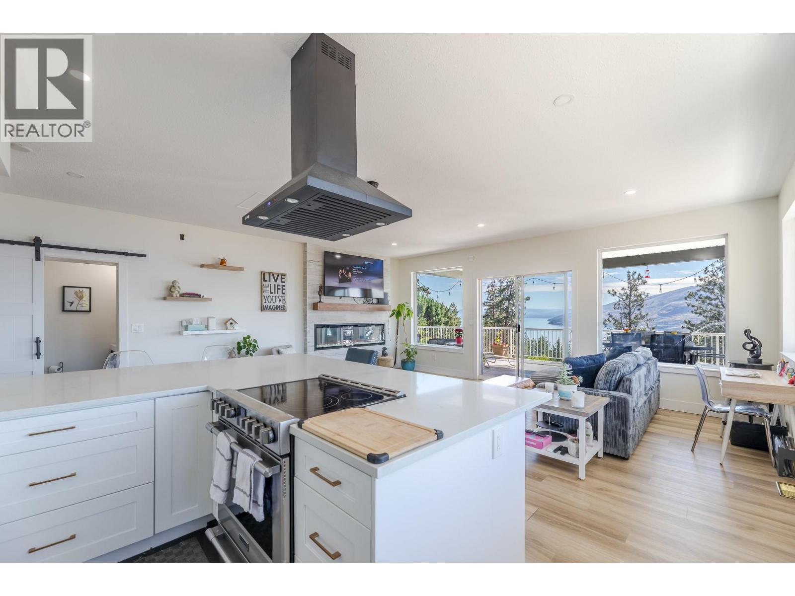 6471 Vernon Avenue, Peachland, BC - Indoor Photo Showing Kitchen With Upgraded Kitchen