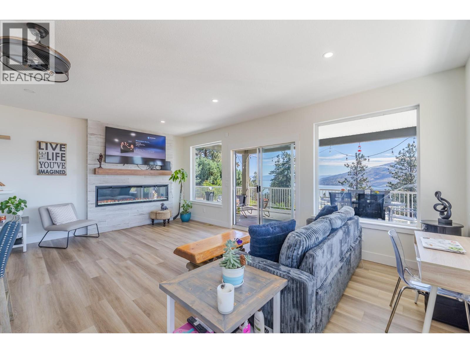 6471 Vernon Avenue, Peachland, BC - Indoor Photo Showing Living Room With Fireplace