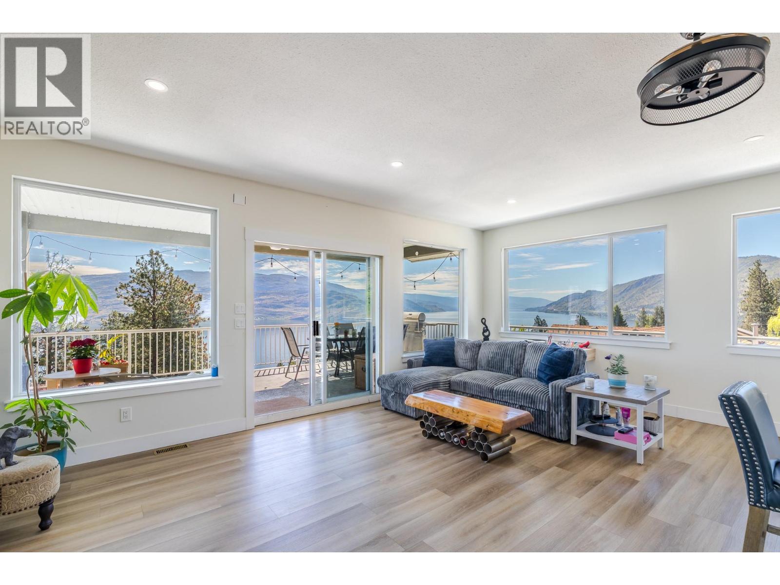 6471 Vernon Avenue, Peachland, BC - Indoor Photo Showing Living Room