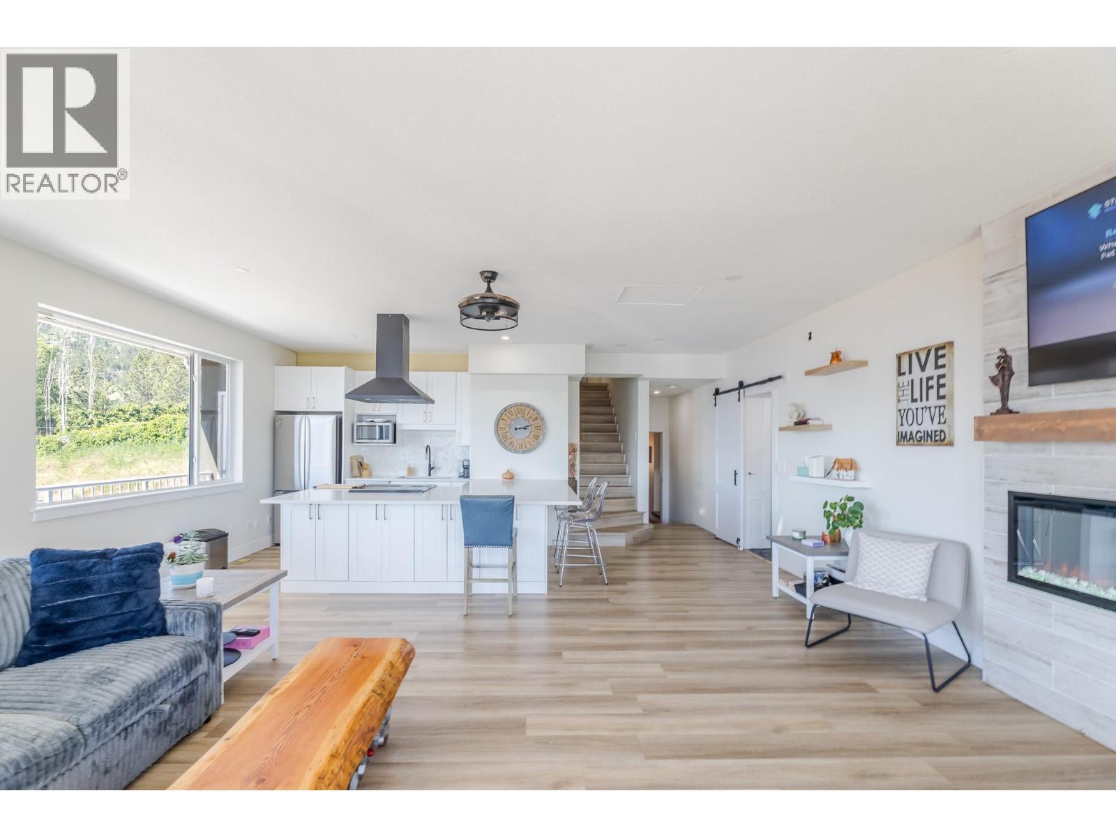 6471 Vernon Avenue, Peachland, BC - Indoor Photo Showing Living Room With Fireplace