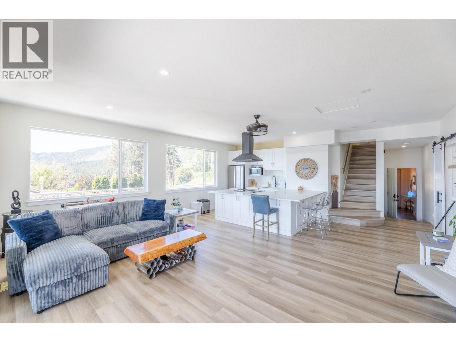6471 Vernon Avenue, Peachland, BC - Indoor Photo Showing Living Room
