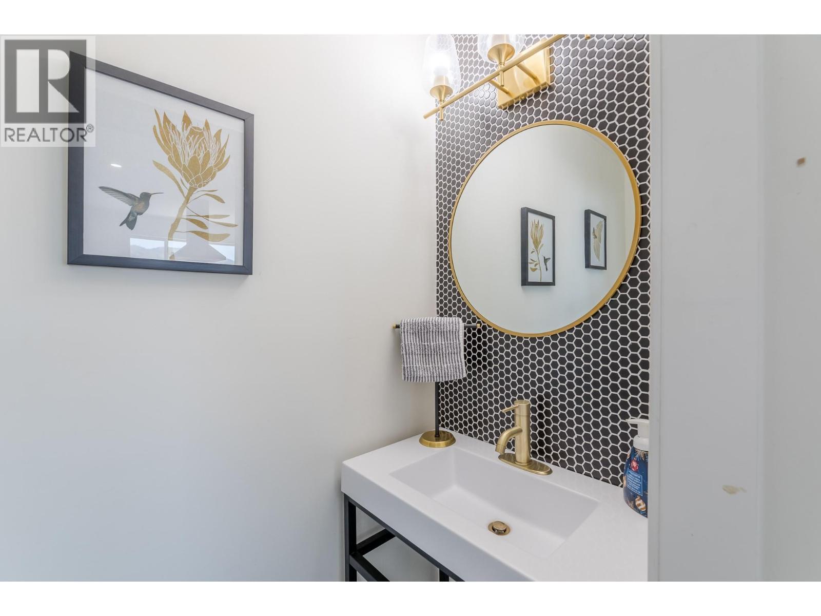 6471 Vernon Avenue, Peachland, BC - Indoor