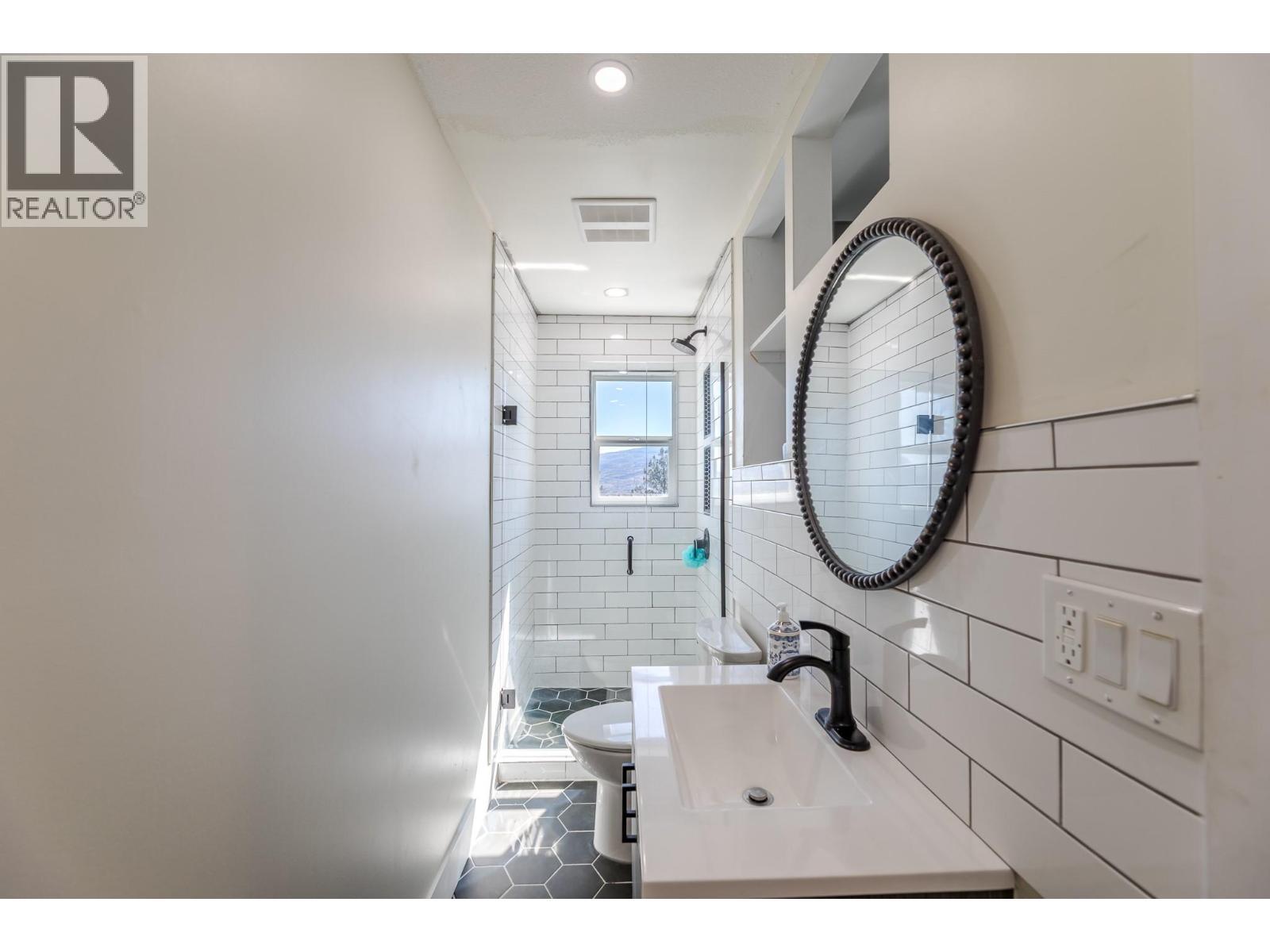 6471 Vernon Avenue, Peachland, BC - Indoor Photo Showing Bathroom