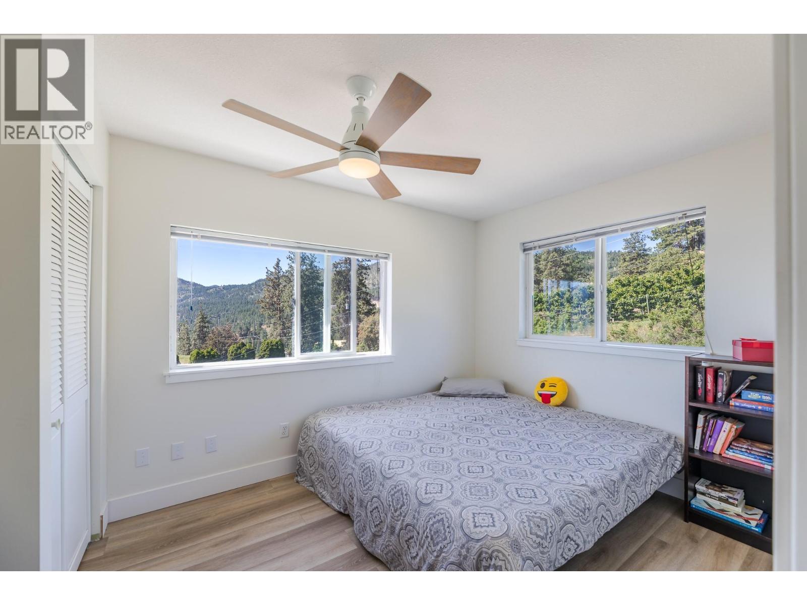 6471 Vernon Avenue, Peachland, BC - Indoor Photo Showing Bedroom