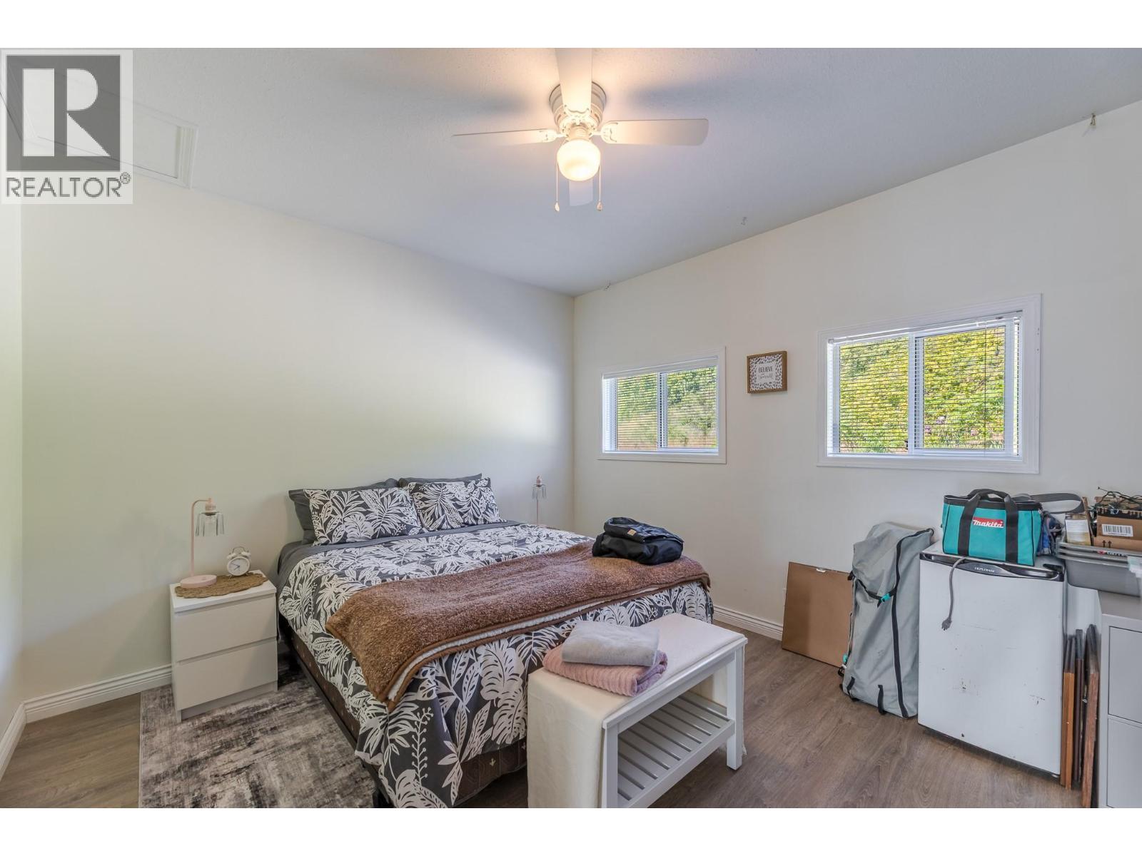 6471 Vernon Avenue, Peachland, BC - Indoor Photo Showing Bedroom