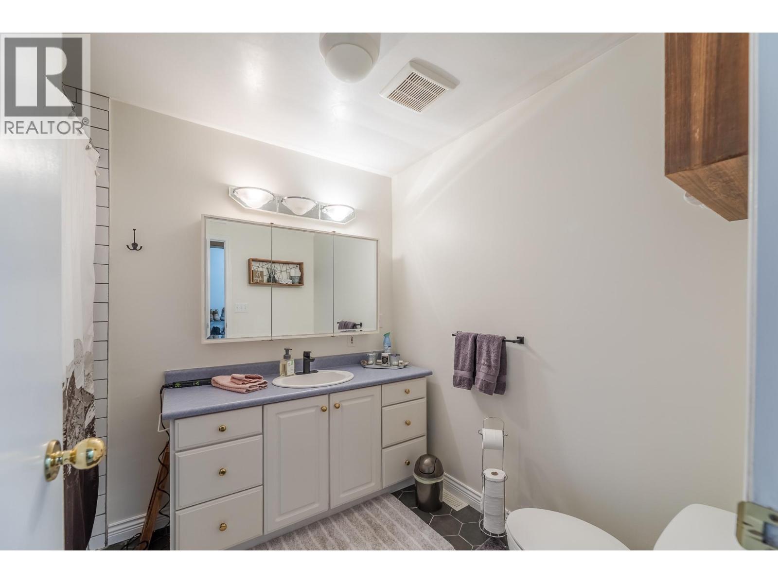 6471 Vernon Avenue, Peachland, BC - Indoor Photo Showing Bathroom