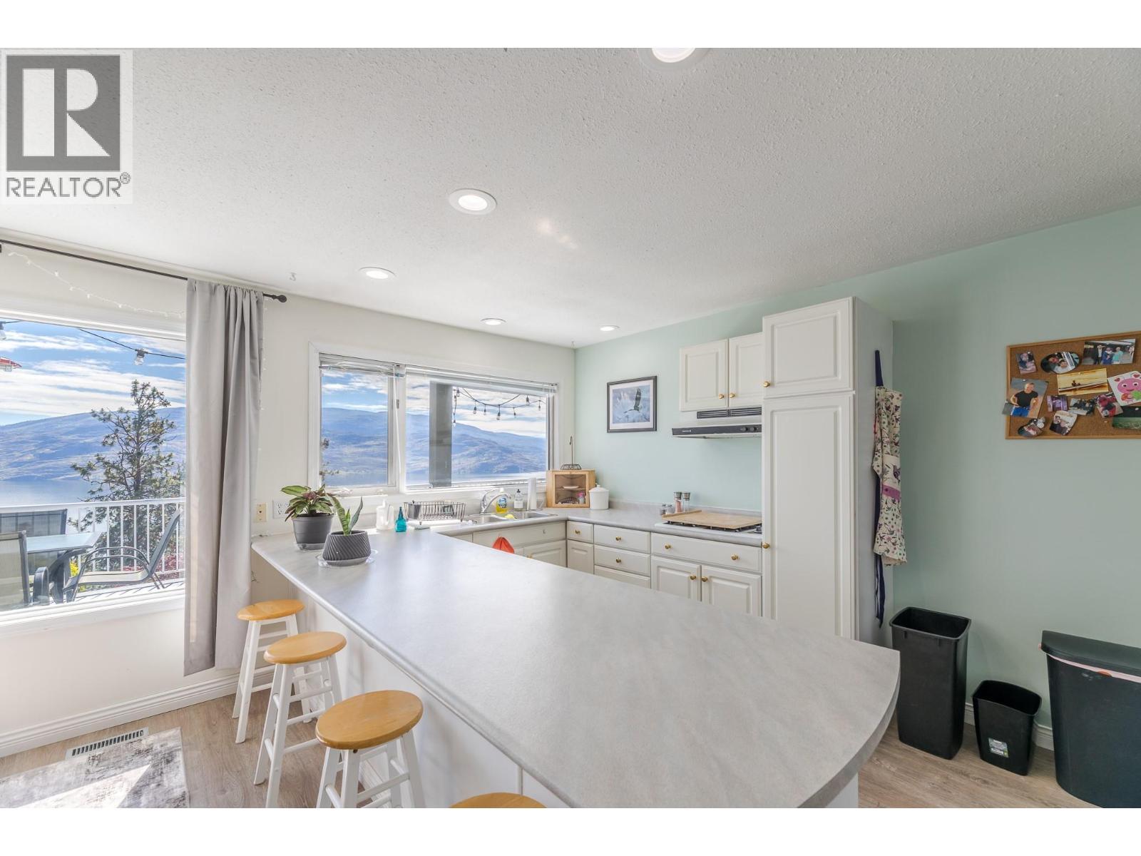 6471 Vernon Avenue, Peachland, BC - Indoor
