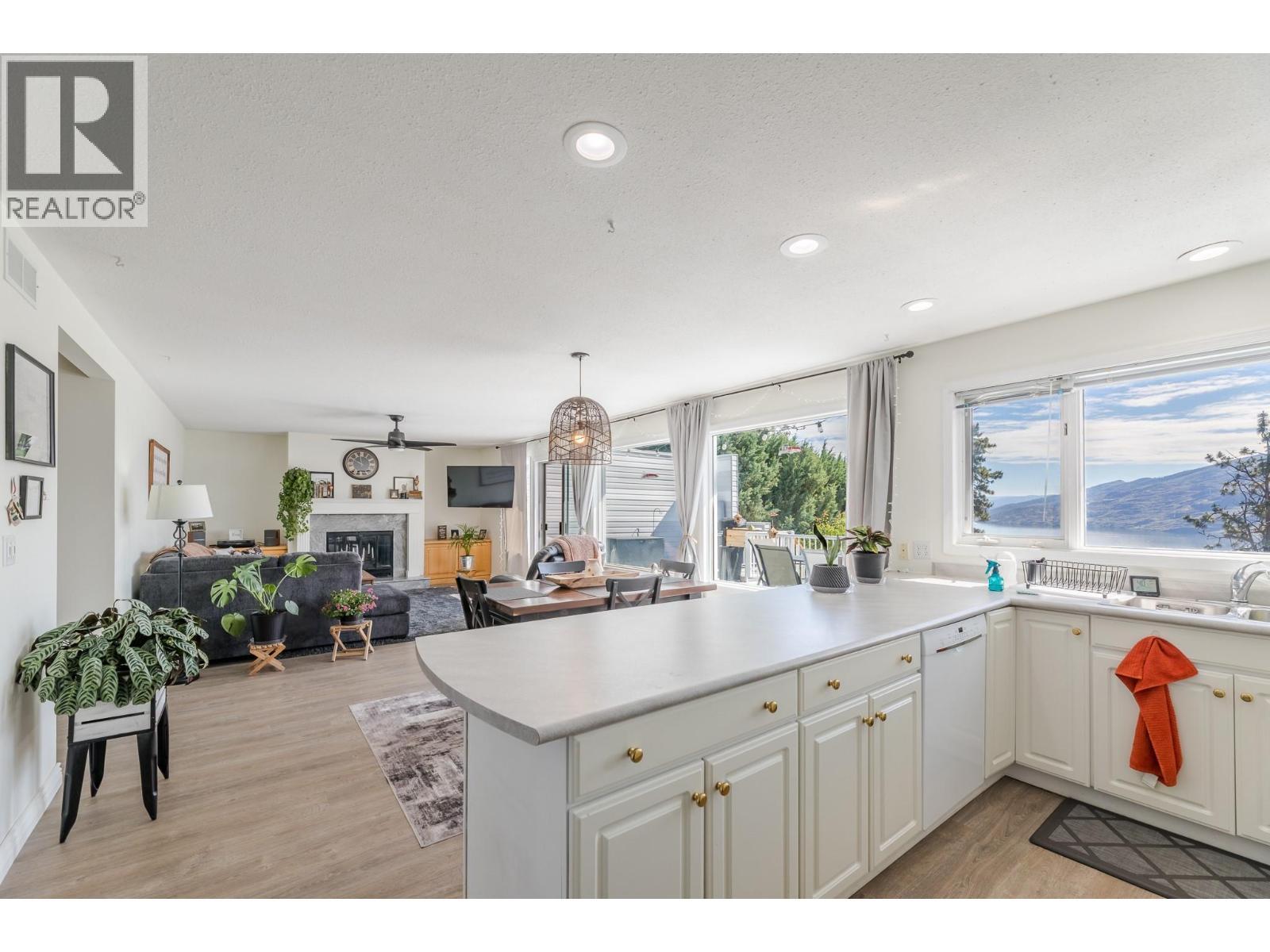 6471 Vernon Avenue, Peachland, BC - Indoor