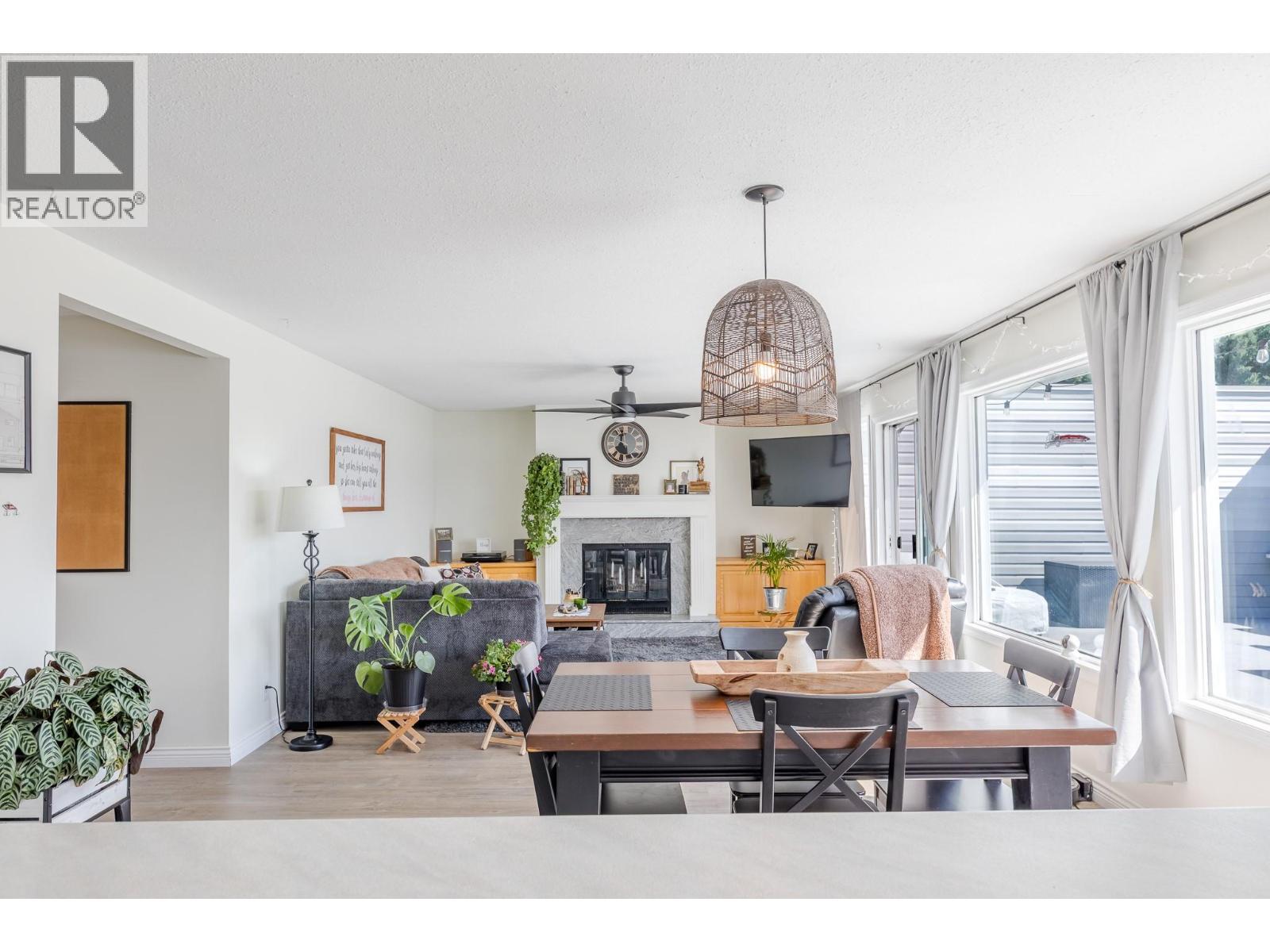 6471 Vernon Avenue, Peachland, BC - Indoor With Fireplace