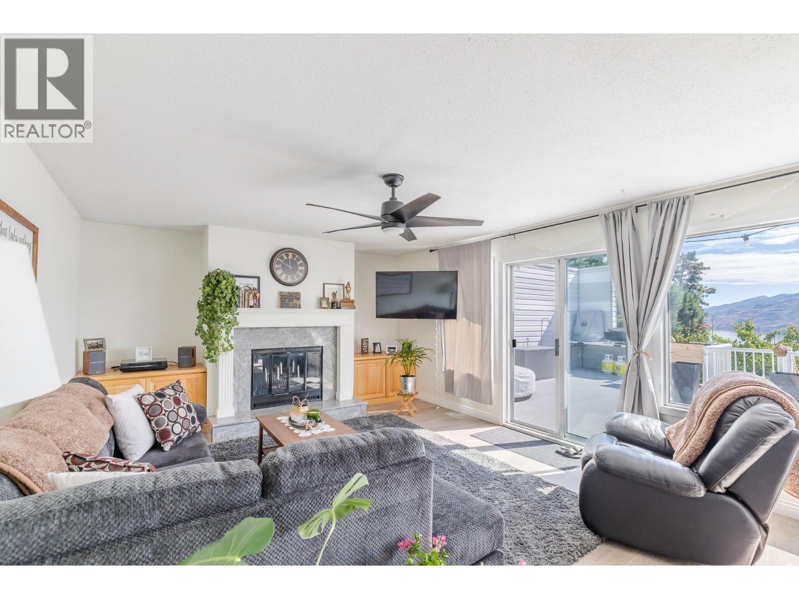 6471 Vernon Avenue, Peachland, BC - Indoor Photo Showing Living Room With Fireplace