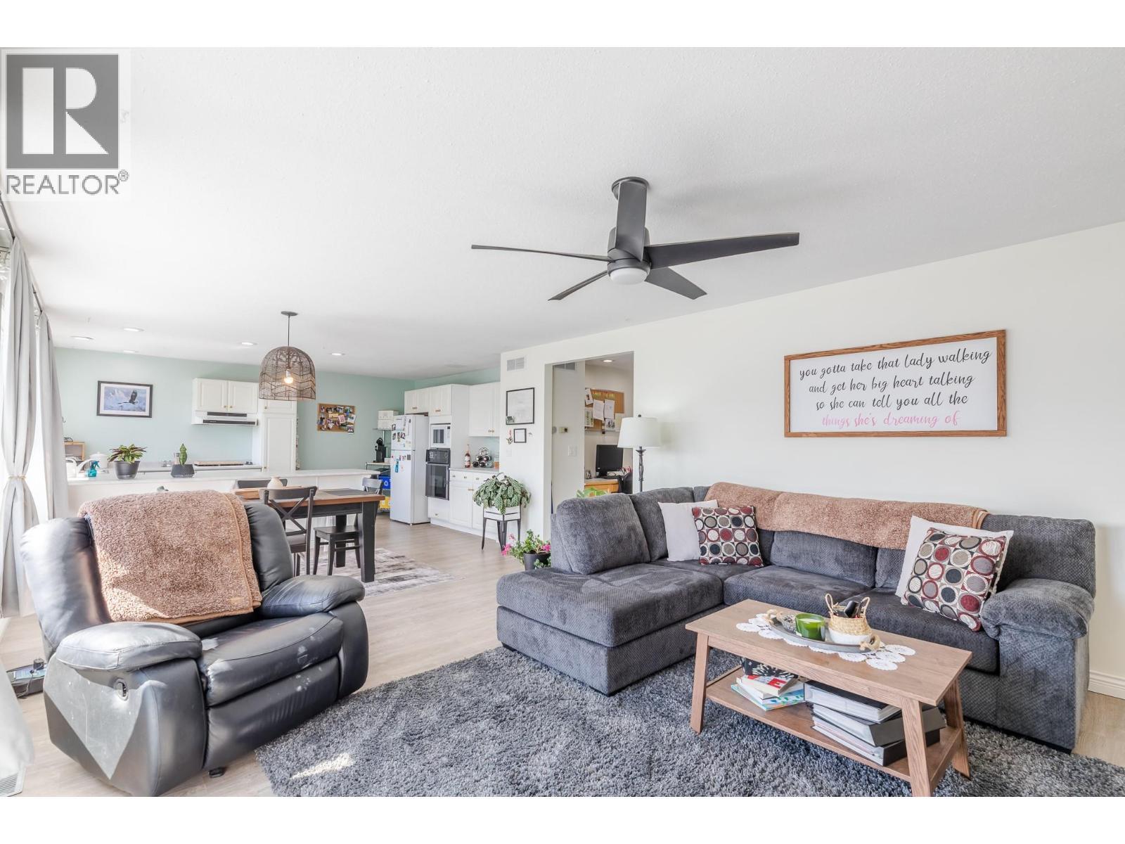 6471 Vernon Avenue, Peachland, BC - Indoor Photo Showing Living Room