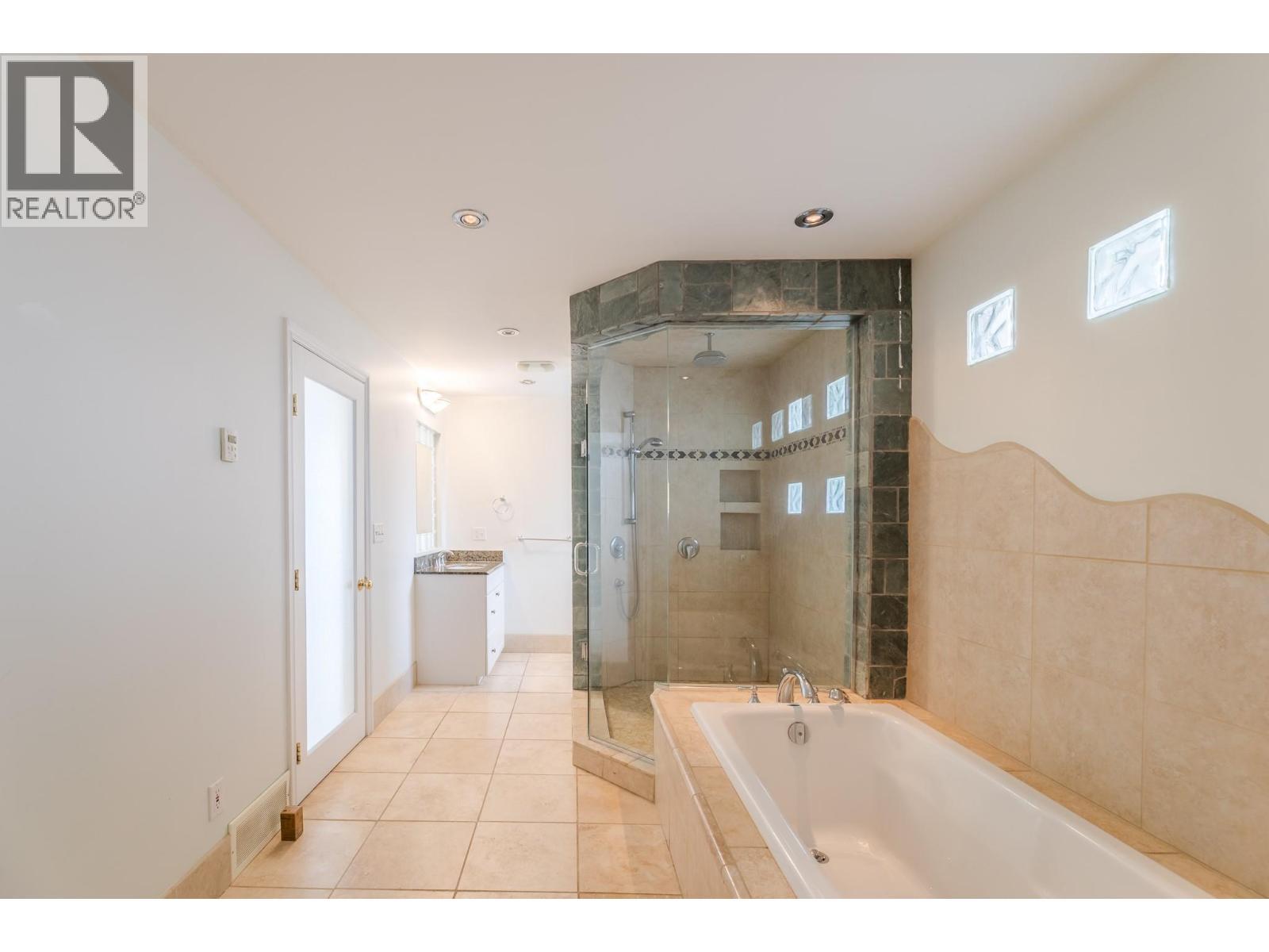 6471 Vernon Avenue, Peachland, BC - Indoor Photo Showing Bathroom