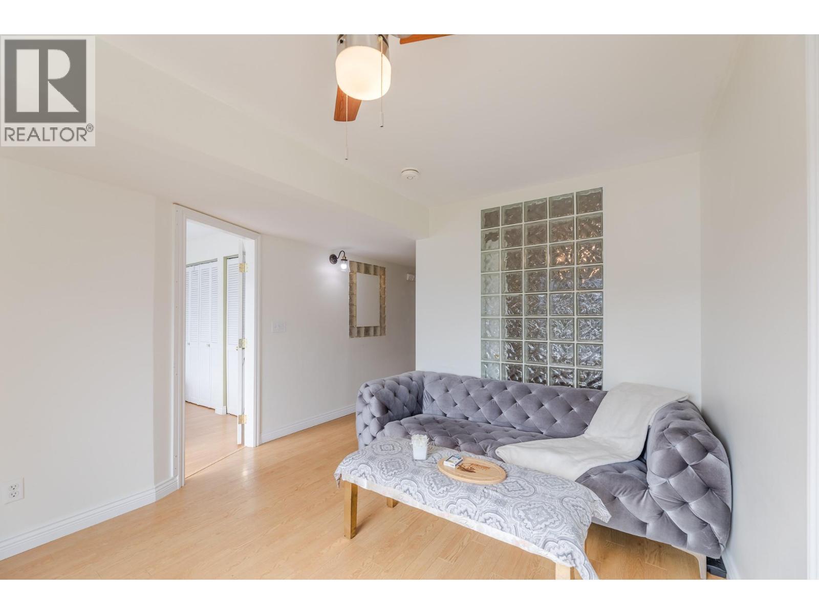 6471 Vernon Avenue, Peachland, BC - Indoor Photo Showing Living Room