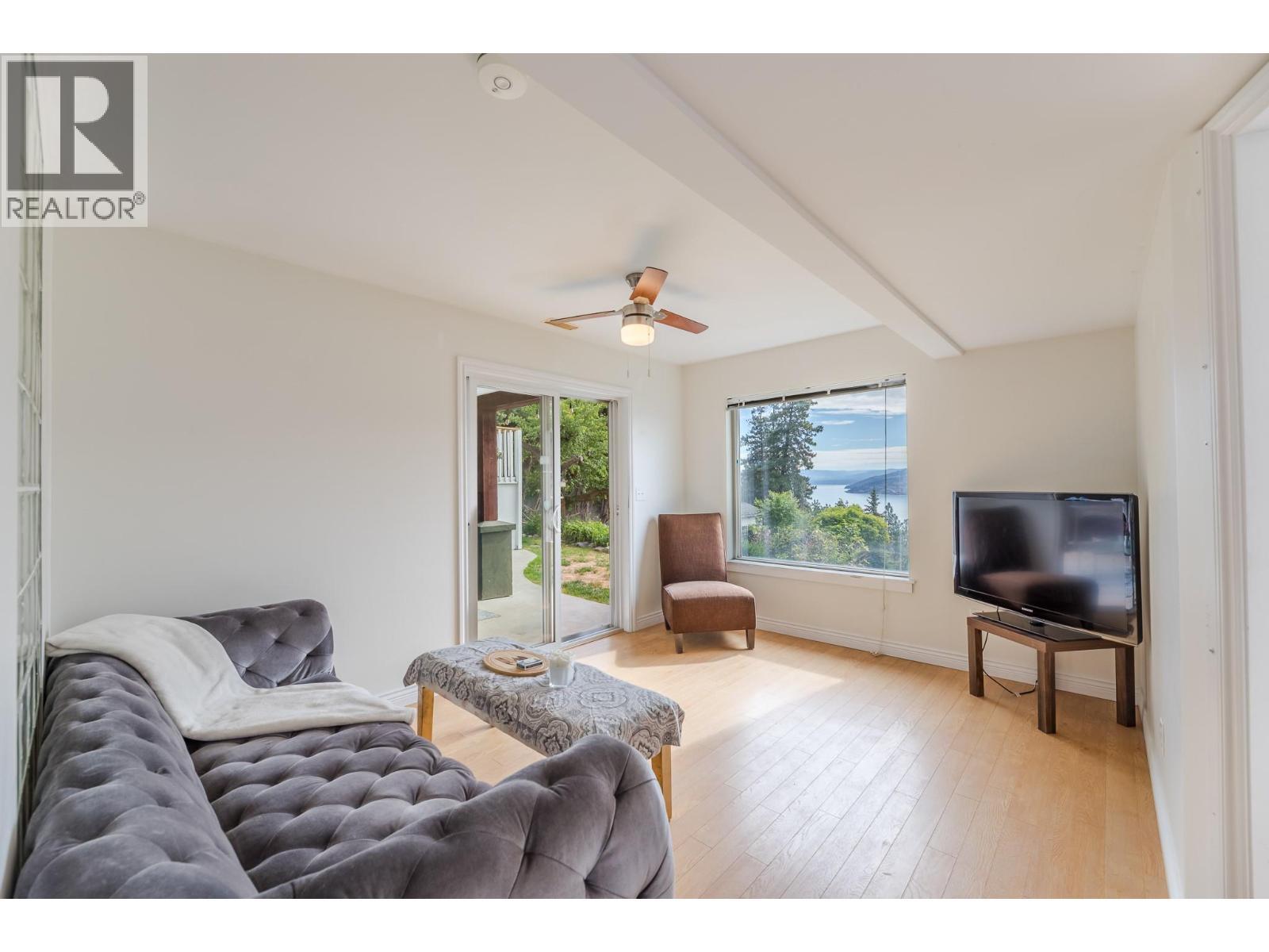 6471 Vernon Avenue, Peachland, BC - Indoor Photo Showing Living Room