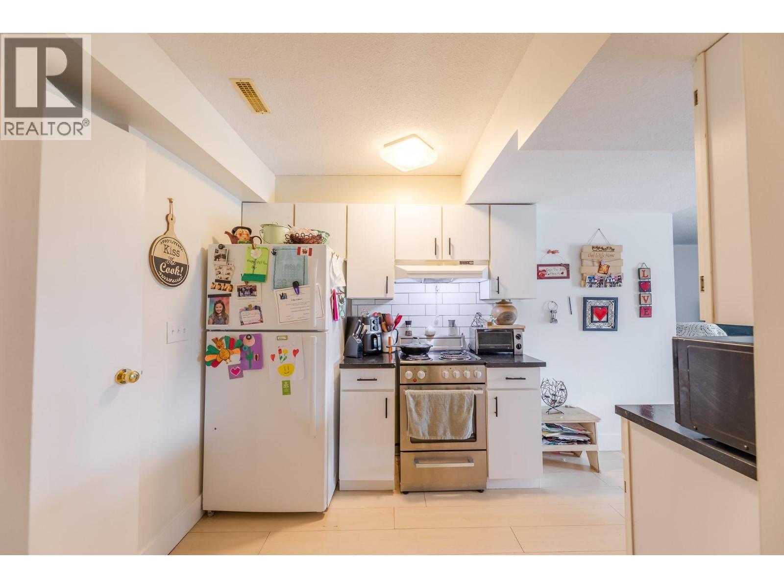 6471 Vernon Avenue, Peachland, BC - Indoor Photo Showing Kitchen