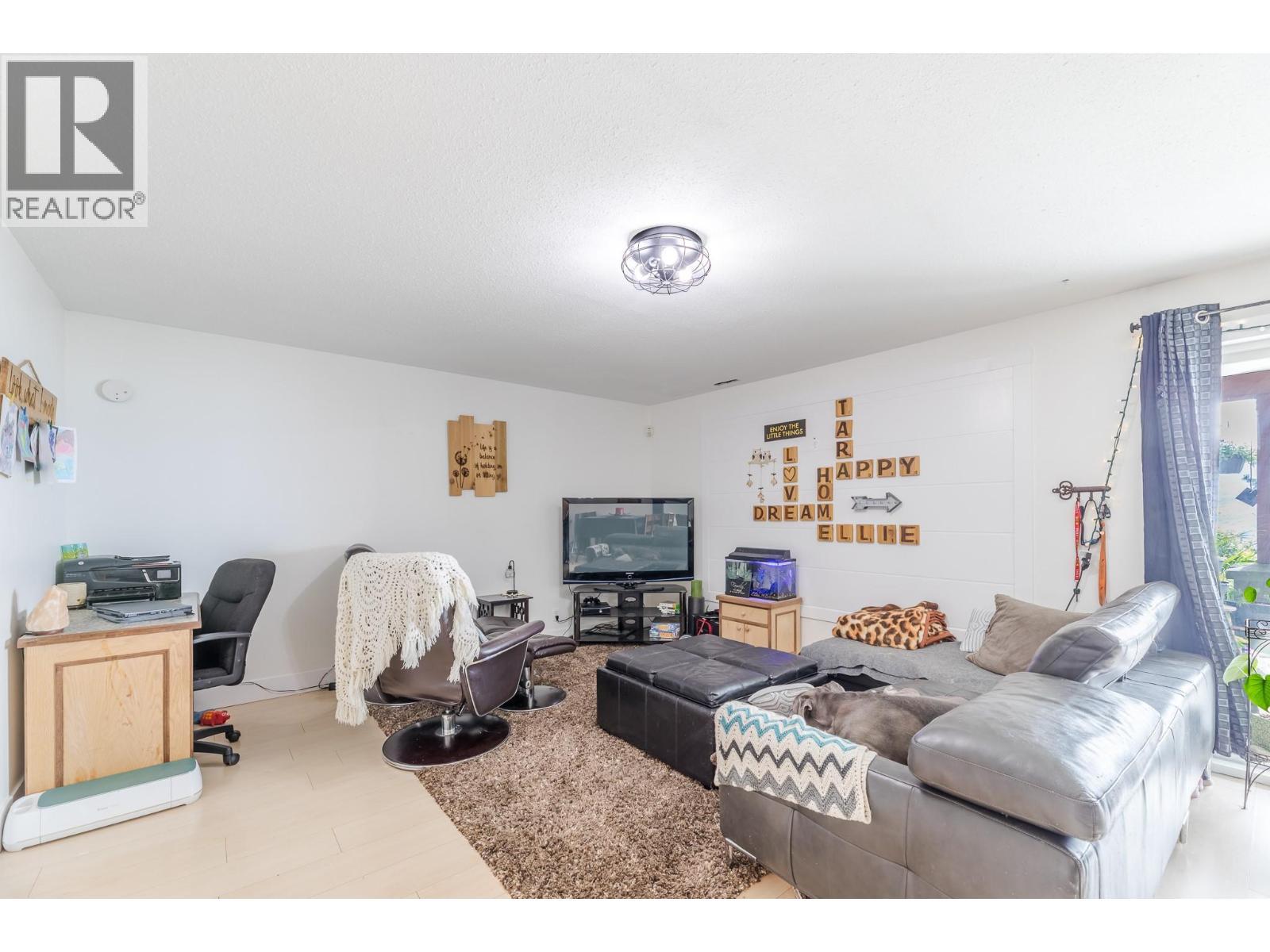 6471 Vernon Avenue, Peachland, BC - Indoor Photo Showing Living Room