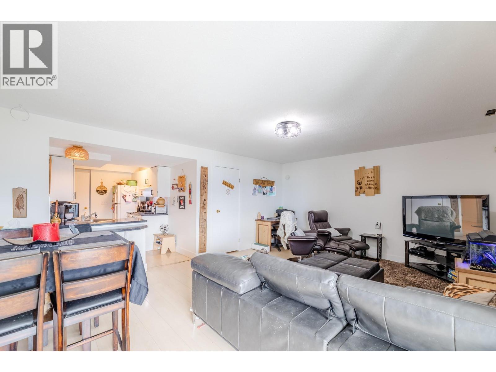 6471 Vernon Avenue, Peachland, BC - Indoor Photo Showing Living Room