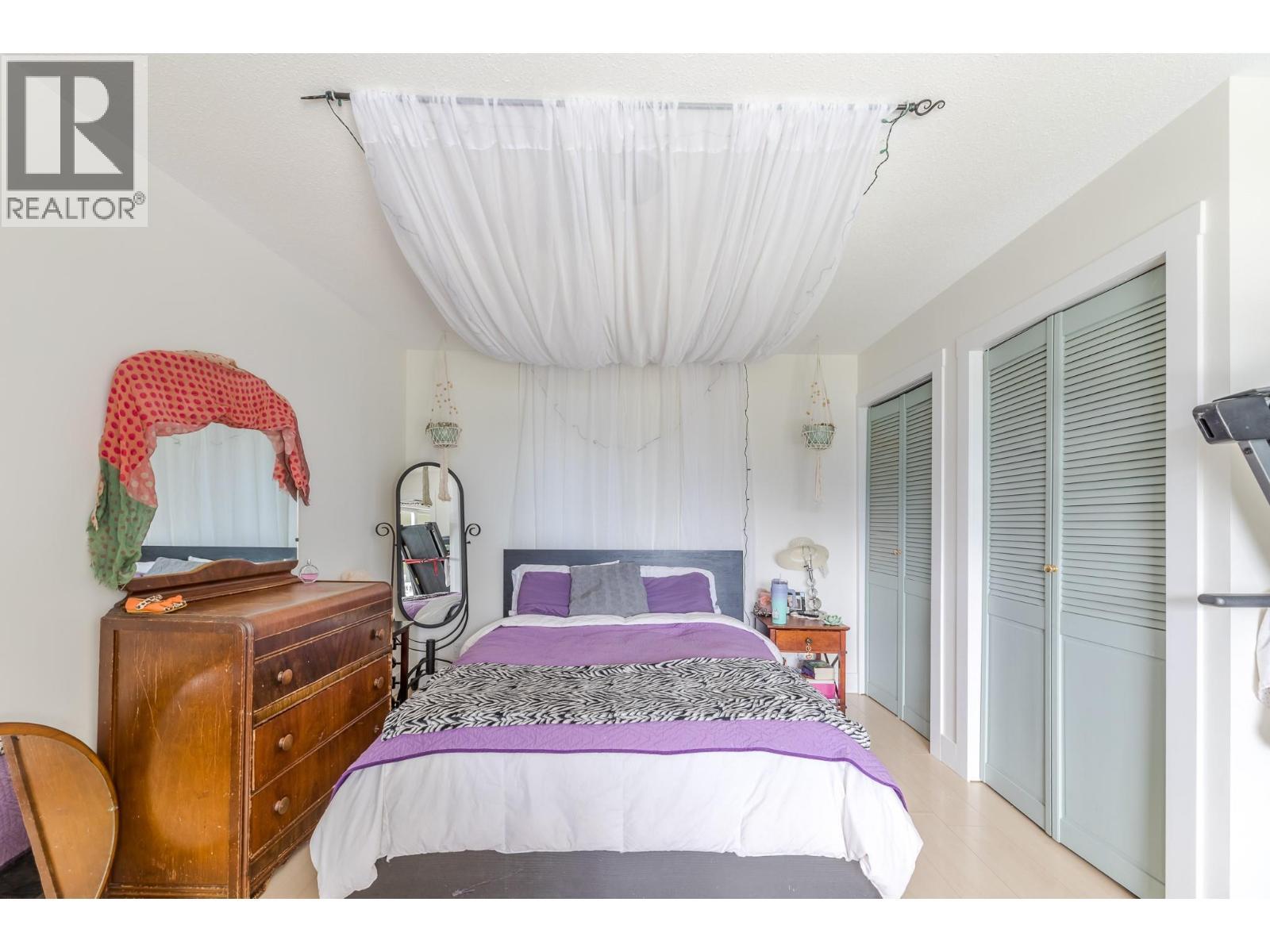 6471 Vernon Avenue, Peachland, BC - Indoor Photo Showing Bedroom