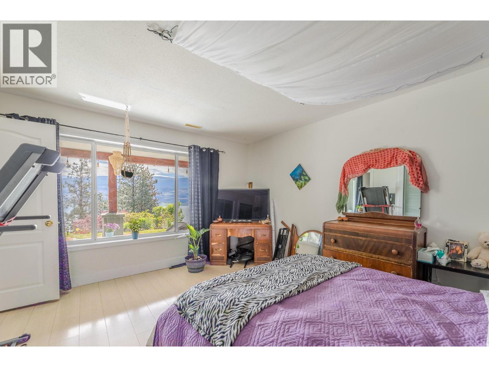 6471 Vernon Avenue, Peachland, BC - Indoor Photo Showing Bedroom