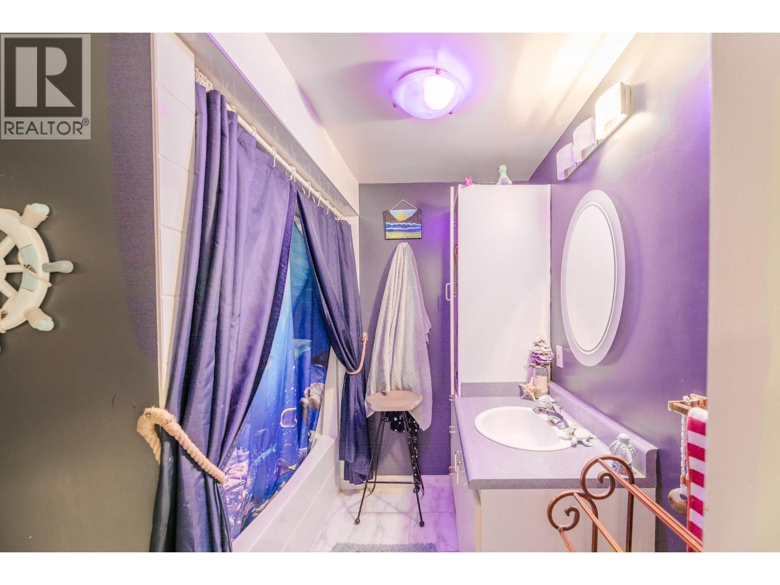 6471 Vernon Avenue, Peachland, BC - Indoor Photo Showing Bathroom