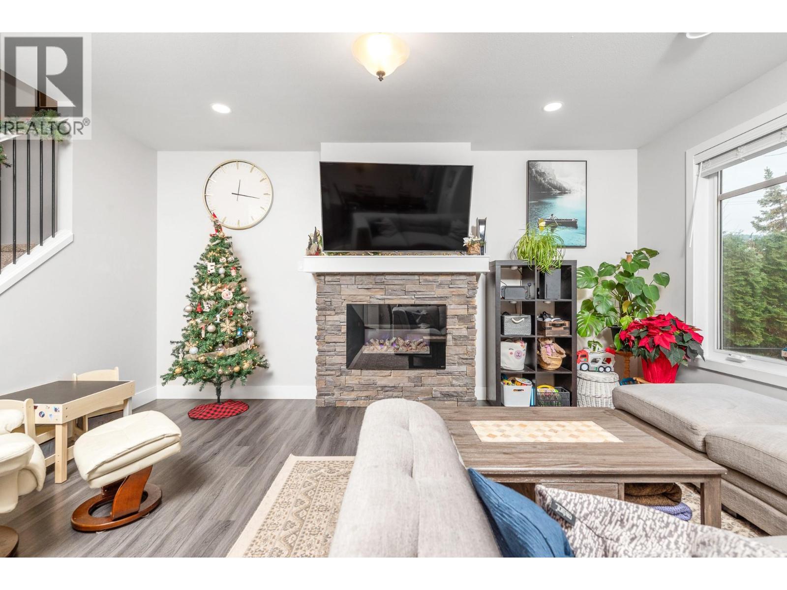 6635 Tronson Road Unit# 16, Vernon, BC - Indoor Photo Showing Living Room With Fireplace