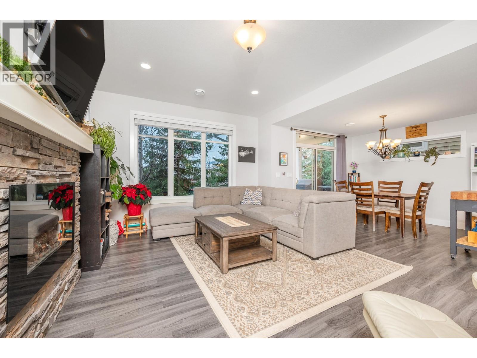 6635 Tronson Road Unit# 16, Vernon, BC - Indoor Photo Showing Living Room With Fireplace