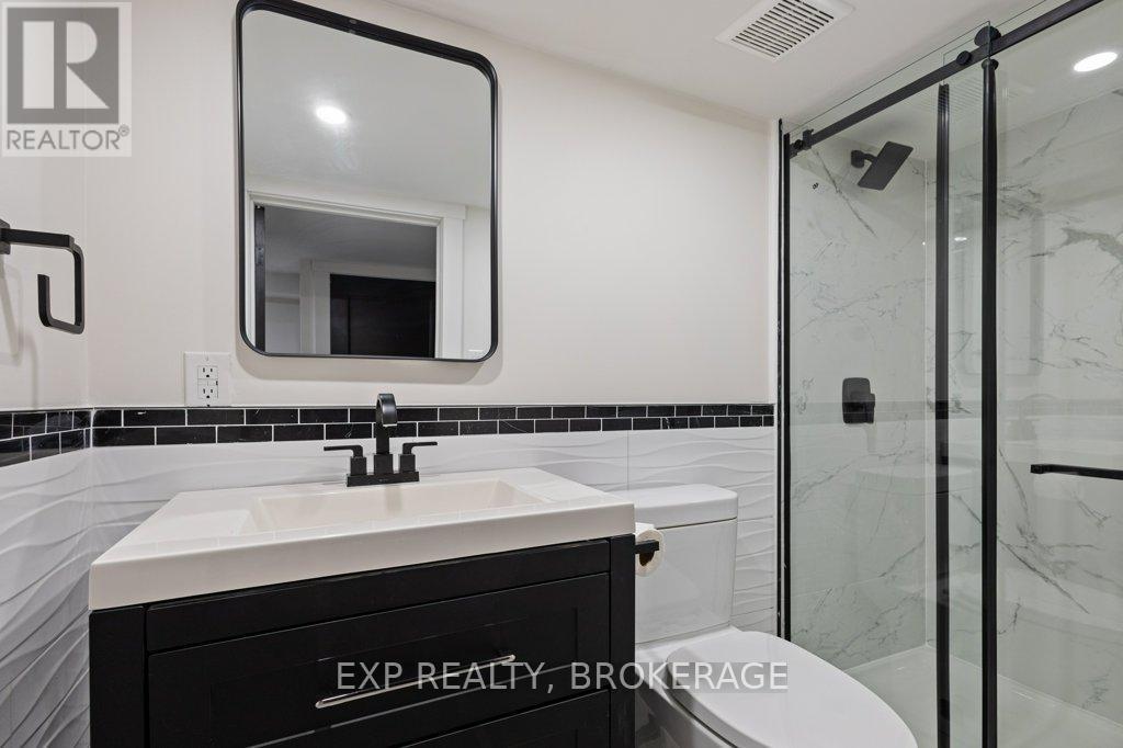 19 Scott Street, Kingston (Central City East), ON - Indoor Photo Showing Bathroom