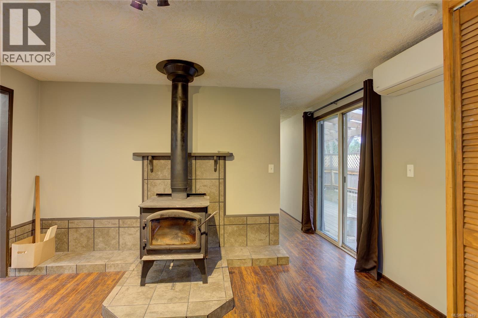 4305 Sunrise Rd, Duncan, BC - Indoor With Fireplace