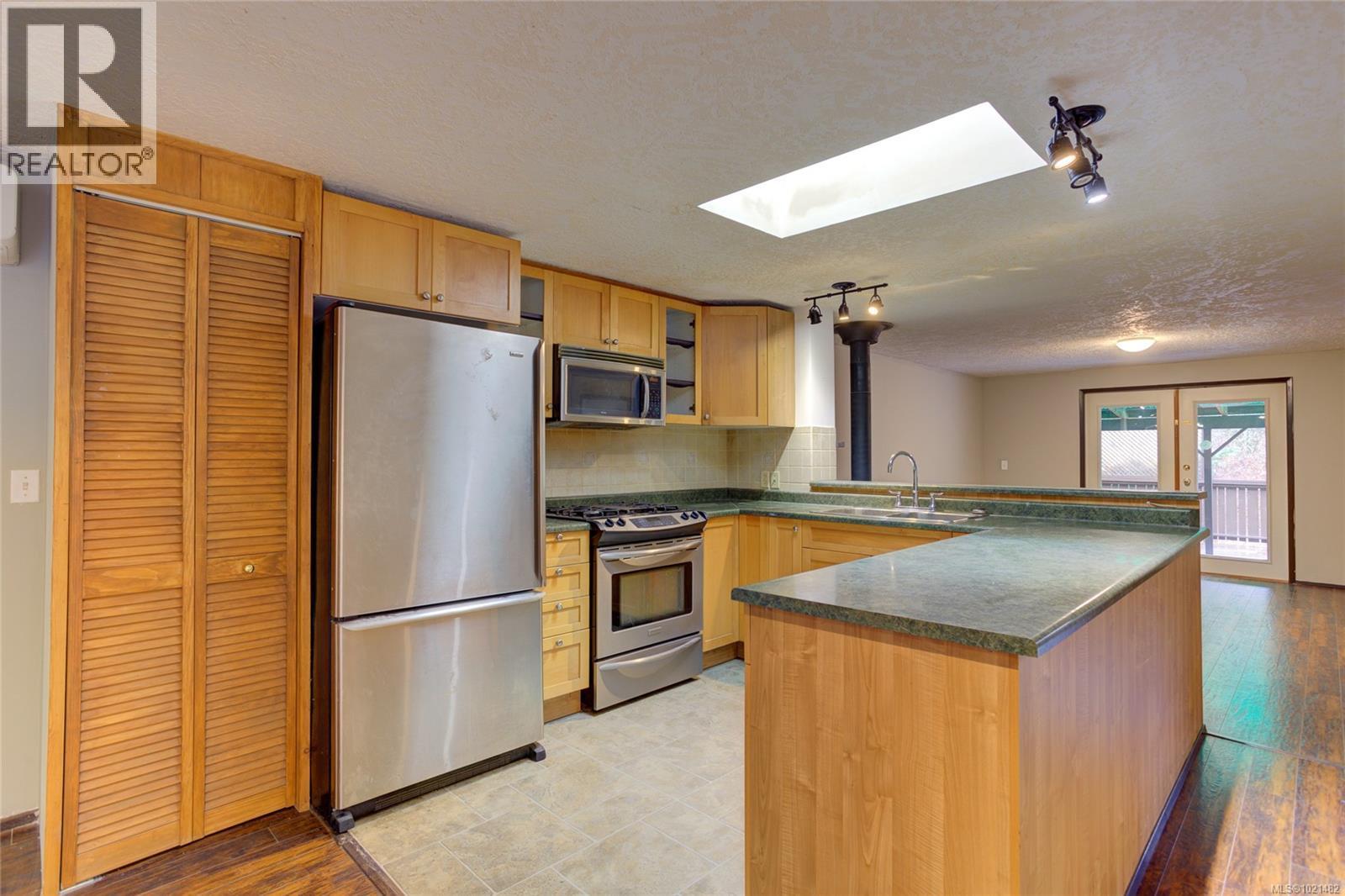 4305 Sunrise Rd, Duncan, BC - Indoor Photo Showing Kitchen