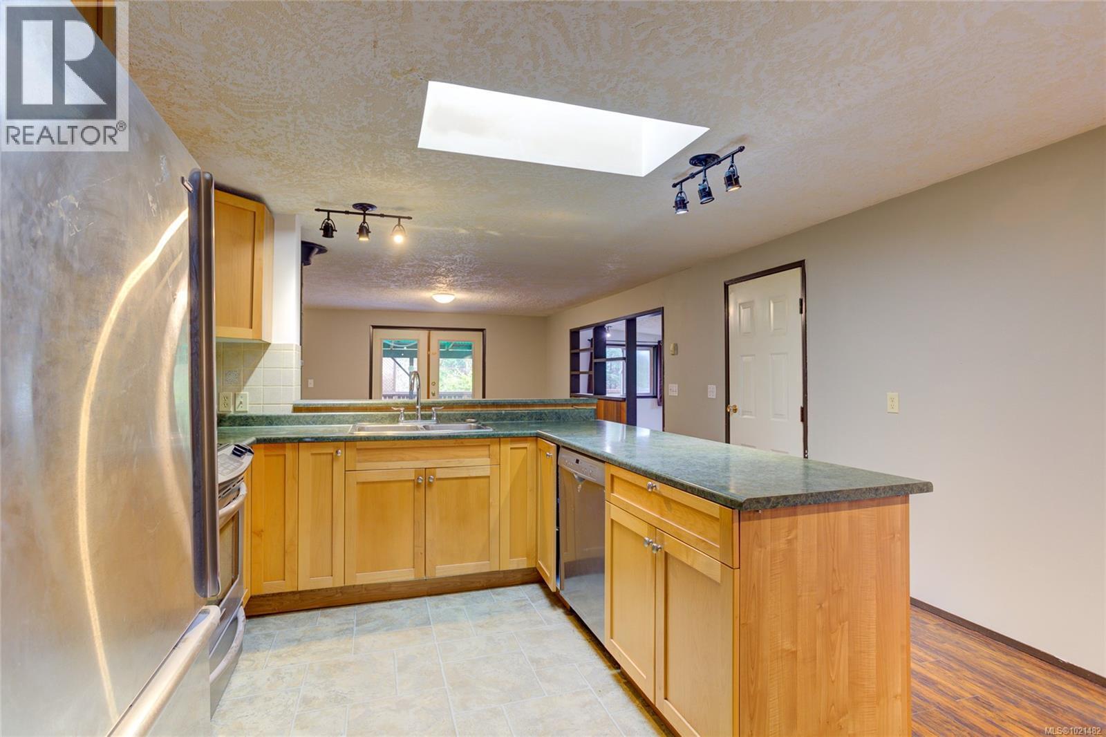4305 Sunrise Rd, Duncan, BC - Indoor Photo Showing Kitchen