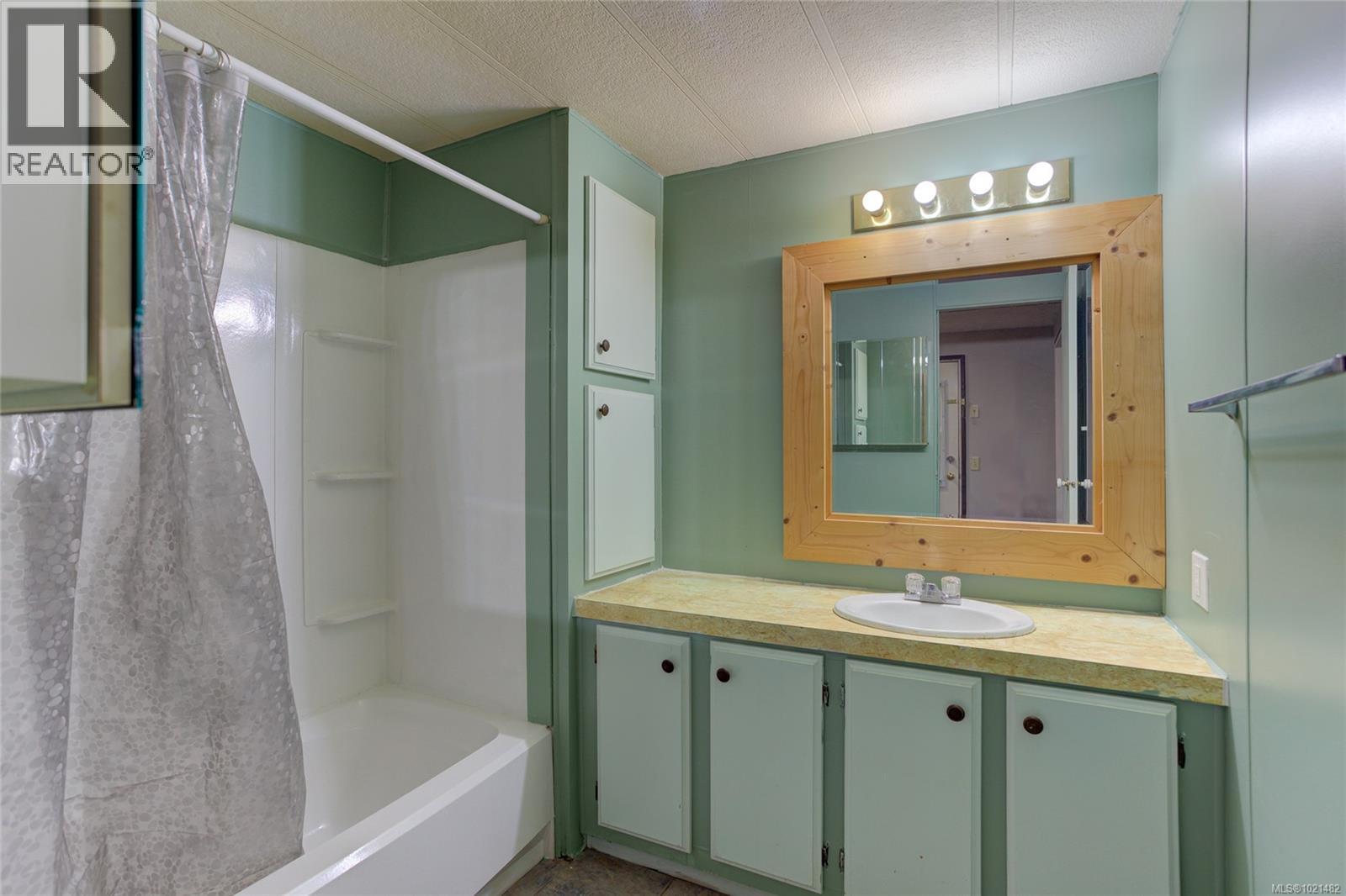 4305 Sunrise Rd, Duncan, BC - Indoor Photo Showing Bathroom