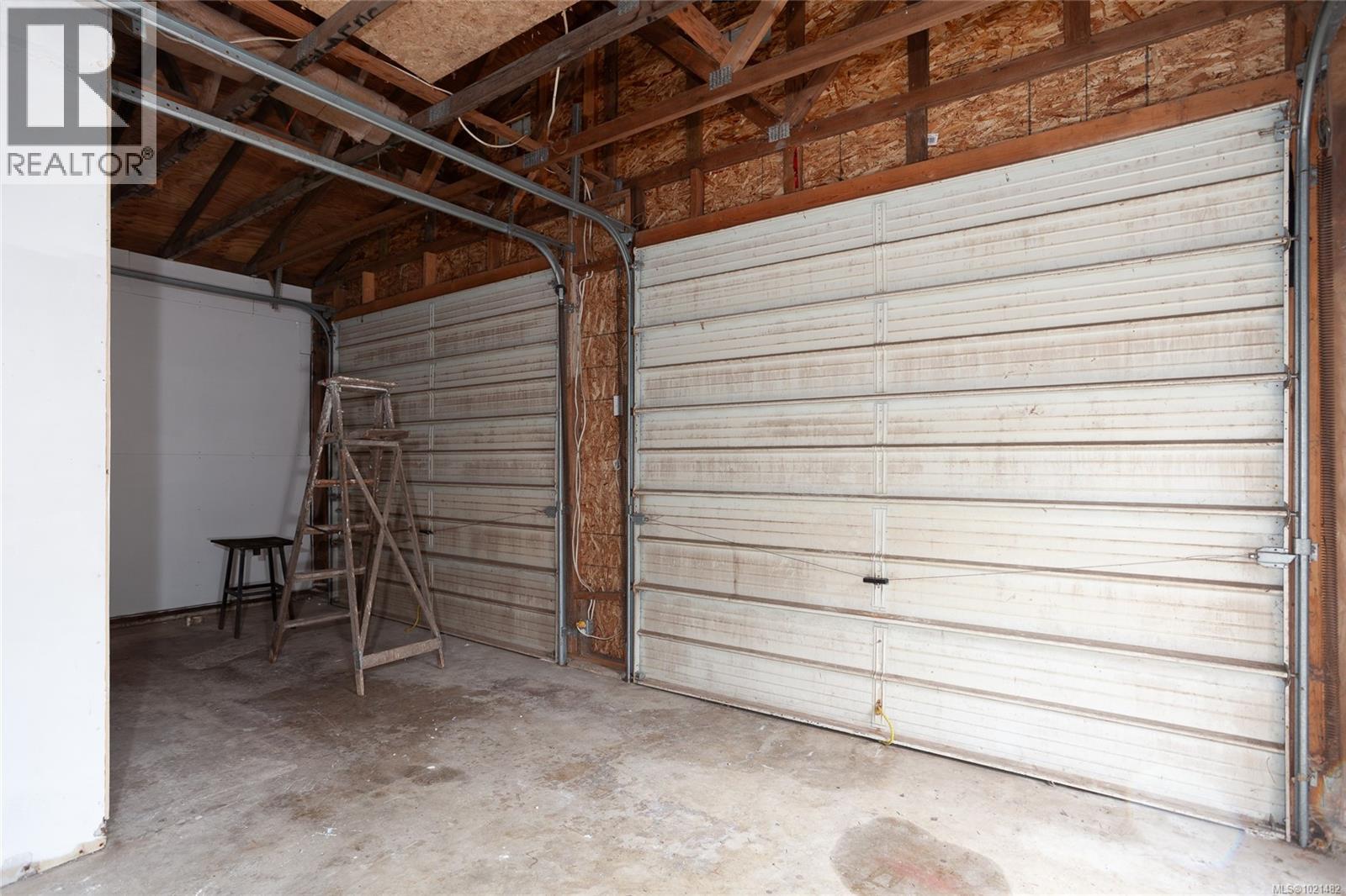 4305 Sunrise Rd, Duncan, BC - Indoor Photo Showing Garage