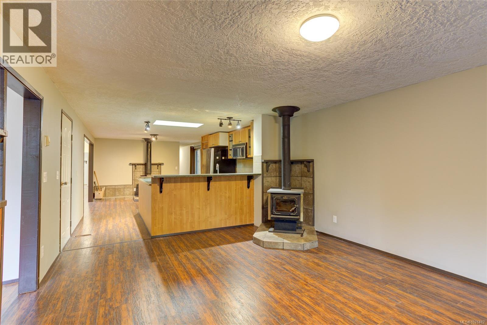 4305 Sunrise Rd, Duncan, BC - Indoor With Fireplace