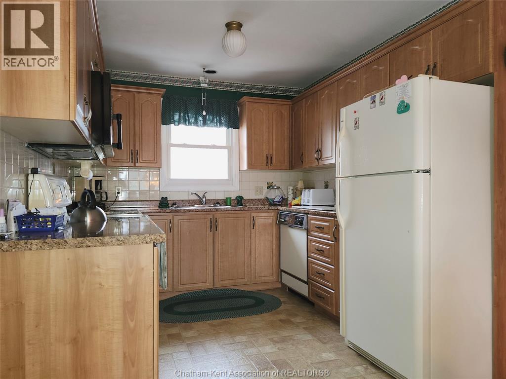 15 Monarch Drive, Chatham, ON - Indoor Photo Showing Kitchen