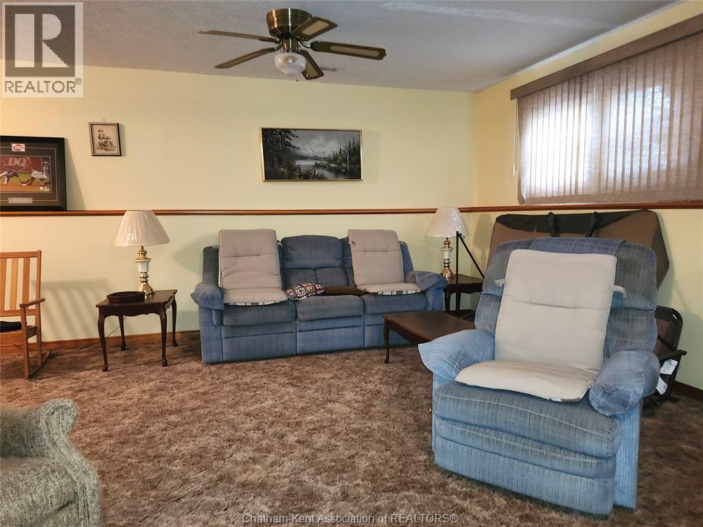 15 Monarch Drive, Chatham, ON - Indoor Photo Showing Living Room
